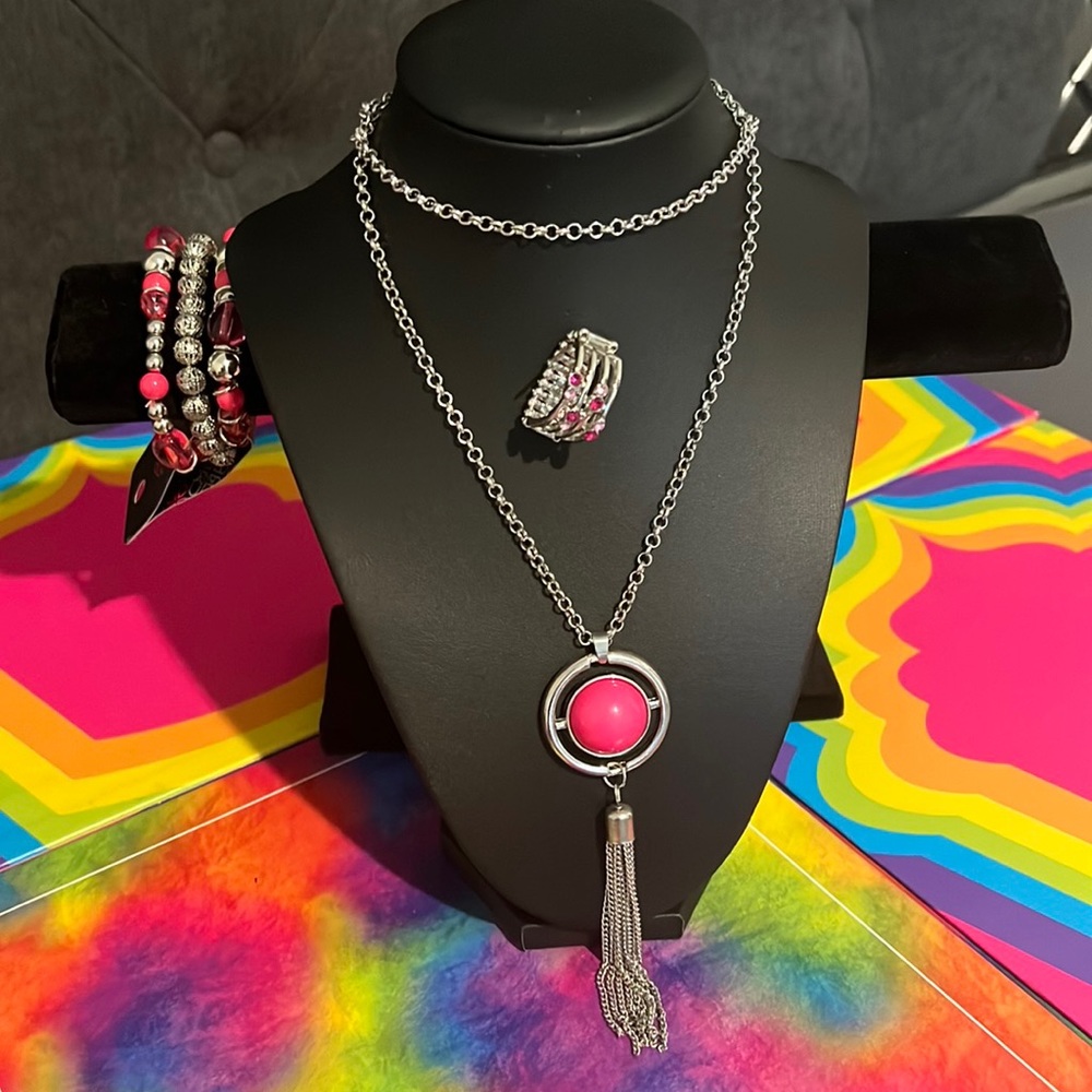 Paparazzi long necklace, set of 3 stretchy silver/pink bracelet & stretchy ring